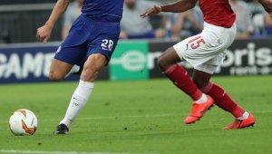 İngiltere'de futbol maçları mayısa kadar oynanmayacak