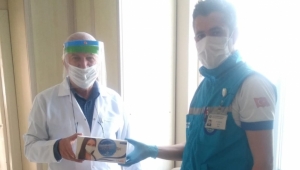 Klinik Sahibi Doktorlara 5 Bin Maske Dağıtıldı