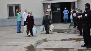 Koronavirüs tedavisi gören 20 kişi hastaneden alkışlarla taburcu edildi