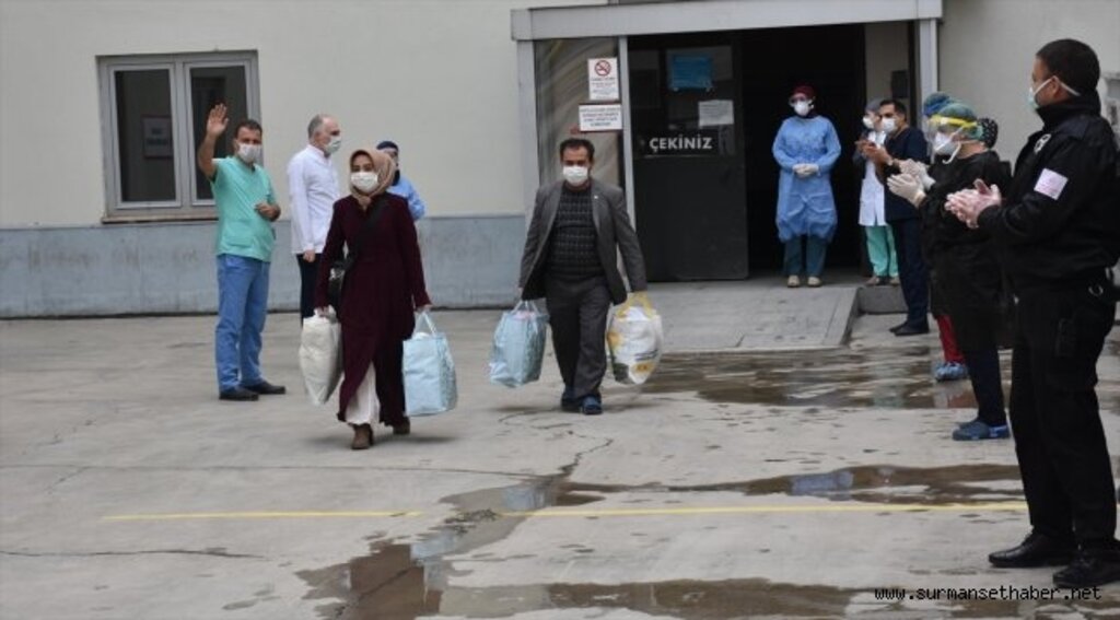 Koronavirüs tedavisi gören 20 kişi hastaneden alkışlarla taburcu edildi