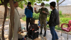 Mehmetçik, PKK/YPG'nin sakat bıraktığı Suriyeli çocuğu ziyaret etti
