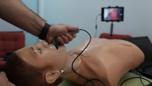 Sağlık çalışanlarını korumak için 'video laringoskop' cihazı geliştirildi