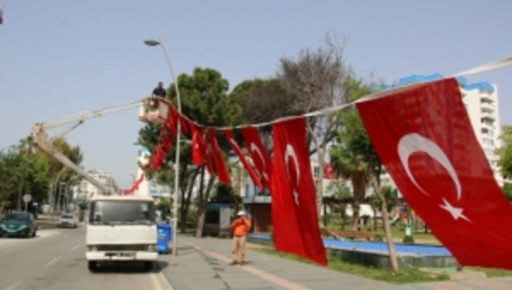 Antalya al bayraklarla süslendi 