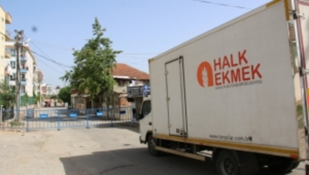 Antalya Büyükşehir karantinadaki mahallelere ekmek dağıttı