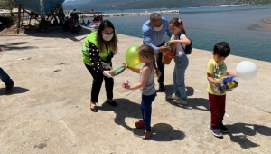 Başkan Böcek’ten çocuklara oyuncak sürprizi
