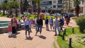 CHP'li Gençler Çocuklara Maske Dağıttı