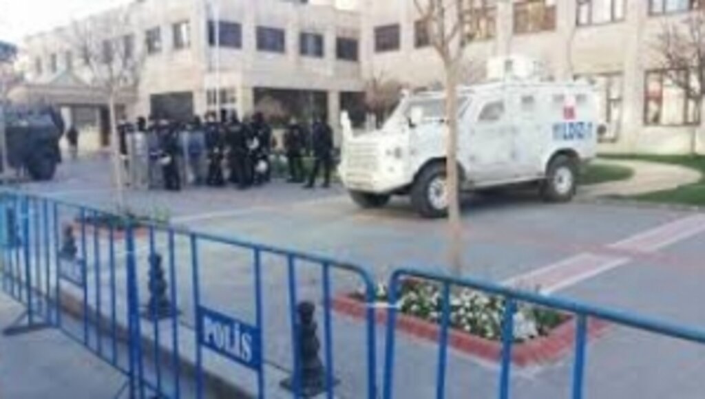 HDP'li 3 belediye başkanı görevden alındı