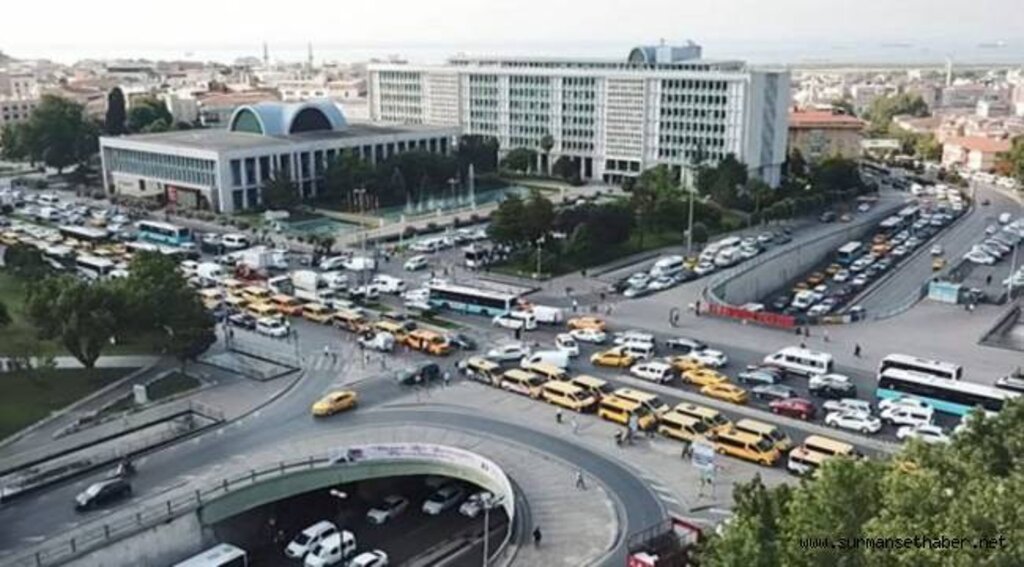 İstanbul'da Dolmuş şoförü İBB önünde eylem yaptı