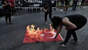 Türk Bayrağını Yakan Yunanlılara Türkiye'den çok sert tepki