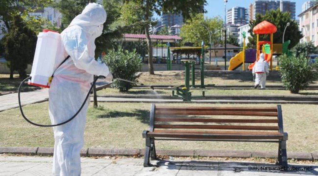Atakum Belediyesi’nin hijyen timleri kentteki tüm parkları dezenfekte ediyor
