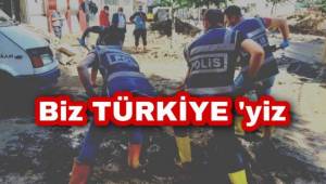 Giresun'da Polisler Küreklerle Vatandaşın Yardımına Koştu.