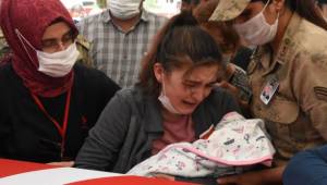 20 GÜNLÜK BEBEĞİYLE ŞEHİDİMİZE VEDA ETTİ!