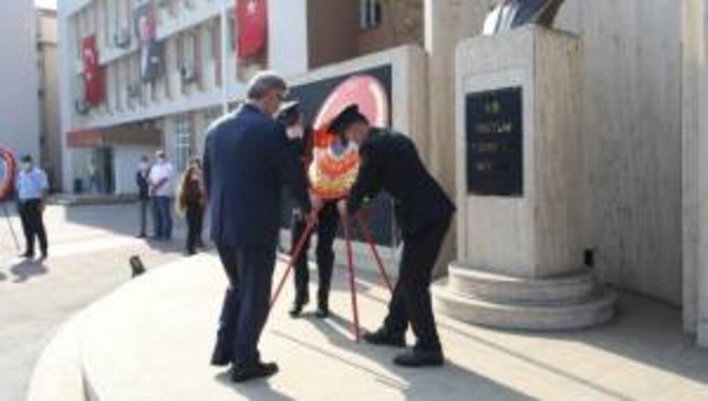 CUMHURİYET BAYRAMI ETKİNLİKLERİ ATATÜRK ANITINA ÇELENK SUNUMU İLE BAŞLADI