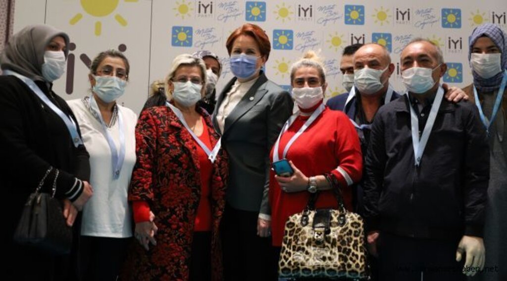 İYİ Parti Genel Başkanı Akşener, Yeni Üyelerine Rozet Taktı.
