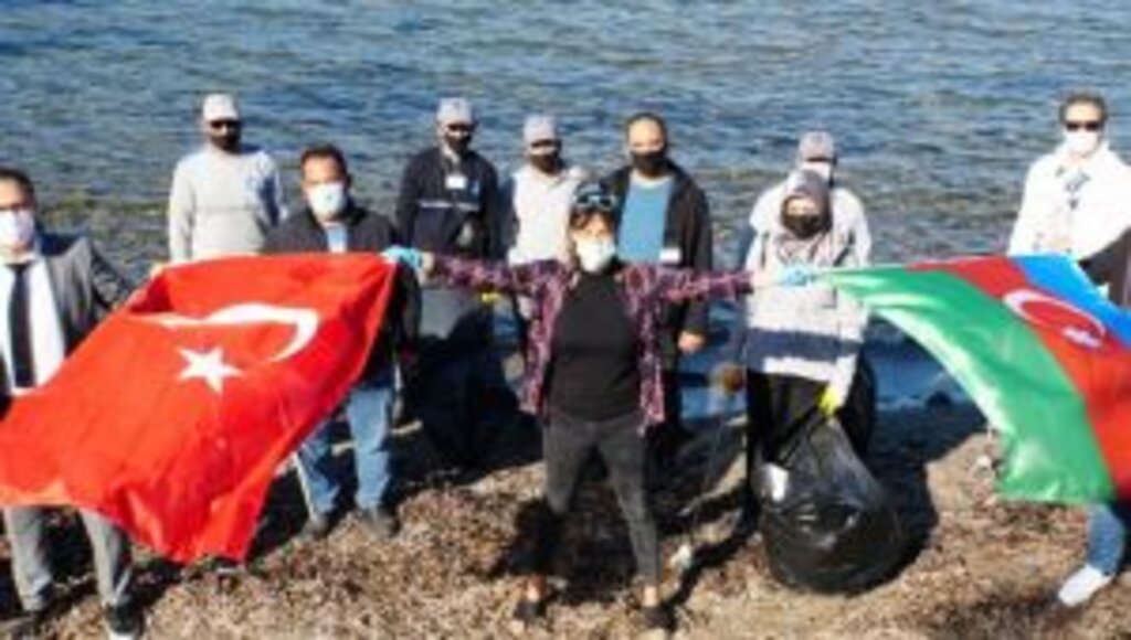 TUĞBA EKİNCİ KÜDÜR'DE BELEDİYE ÇALIŞANLARIYLA BİRLİKTE TEMİZLİK YAPTI