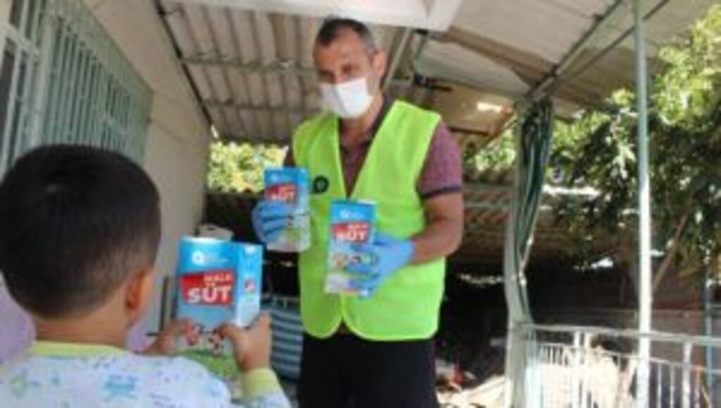 Antalya Büyükşehir Belediyesi çocuklara 224 bin litre Halk Süt dağıttı.