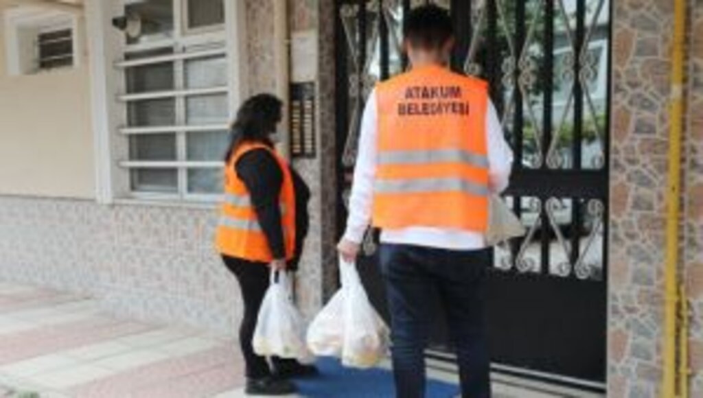 Atakum Belediyesi 10 günde karantinadaki 530 haneye ulaşıp 1529 kişiye yemek dağıttı