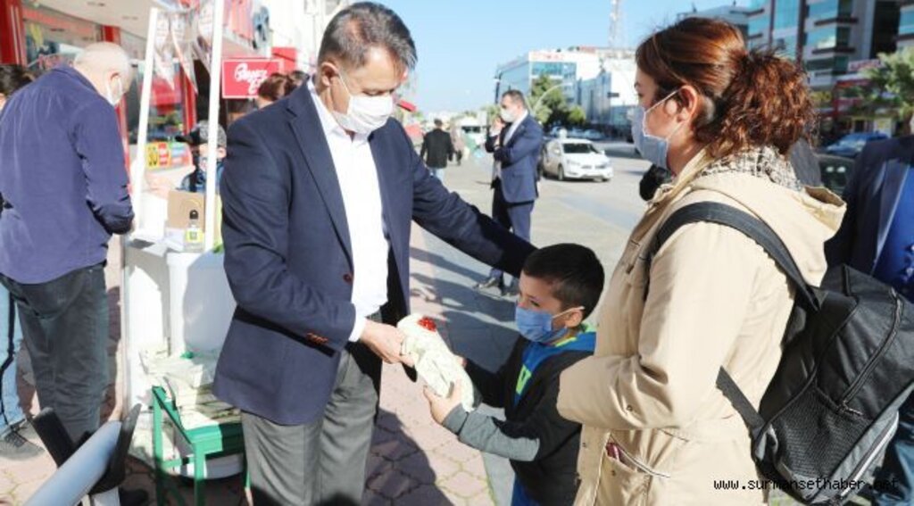 Atakumlu çocuklar Başkan Deveci’den hediyelerini alıp yılbaşı kartpostalı yazdı