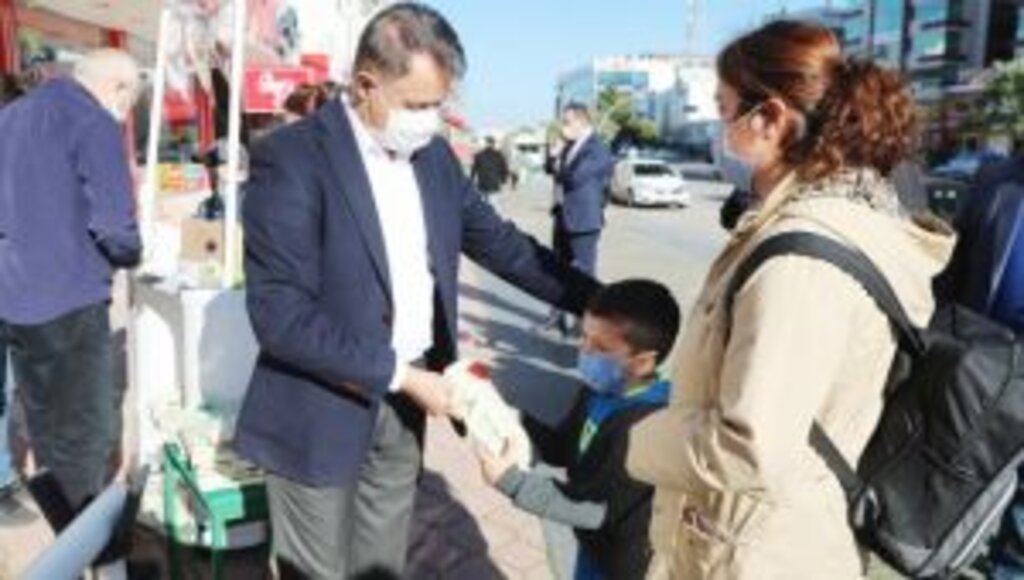 Atakumlu çocuklar Başkan Deveci’den hediyelerini alıp yılbaşı kartpostalı yazdı