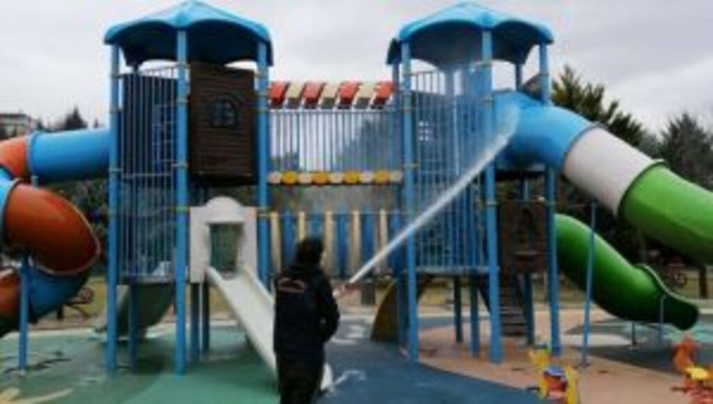 KEÇİÖREN'DE PARKLAR DEZENFEKTE EDİLDİ