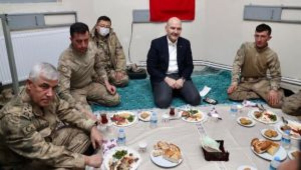 Bakan Süleyman Soylu, Yeni Yıla Mehmetçiklerle Girdi.