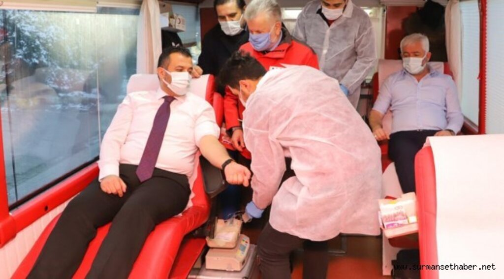 Başkanı Halit Doğan ve belediye personeli Türk Kızılay’a kan bağışında bulundu.