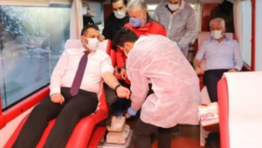 Başkanı Halit Doğan ve belediye personeli Türk Kızılay’a kan bağışında bulundu.