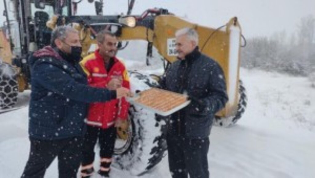 Binali Yıldırım, Karla mücadele ekiplerine tatlı ikram etti