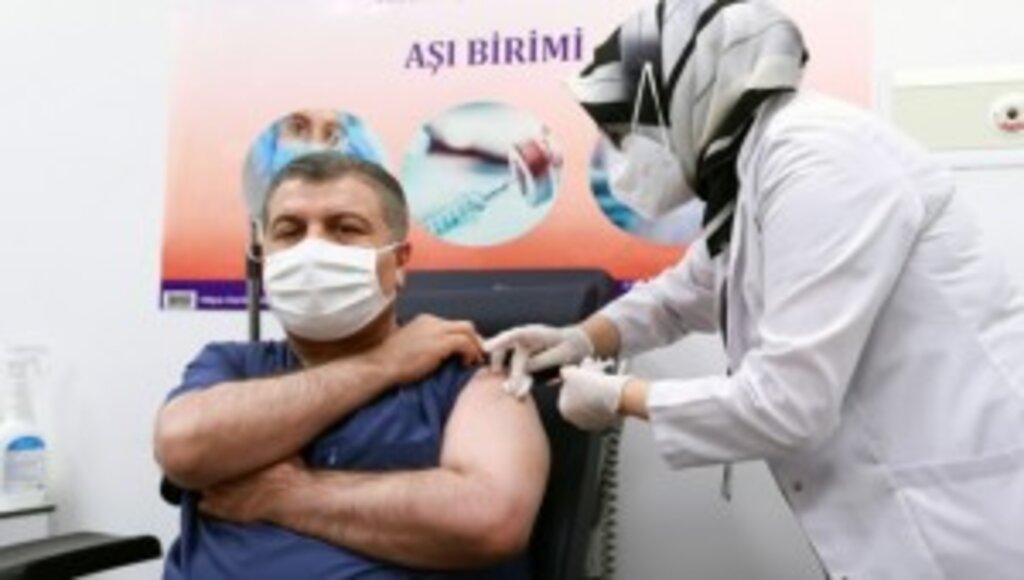İlk Koronavirüs Aşısı Sağlık Bakanı Fahrettin Koca’ya Yapıldı