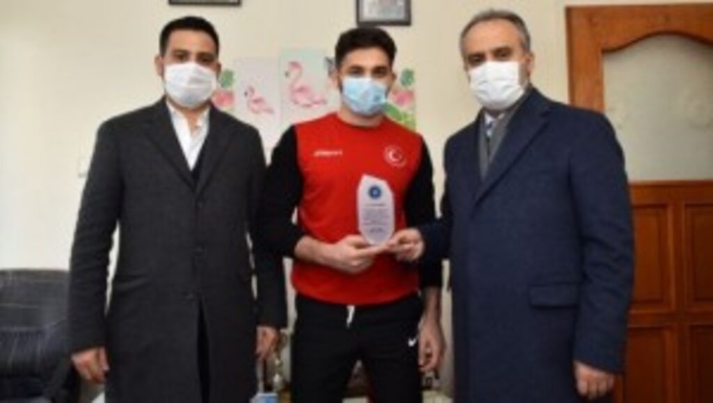 Milli güreşçiye moral ziyareti