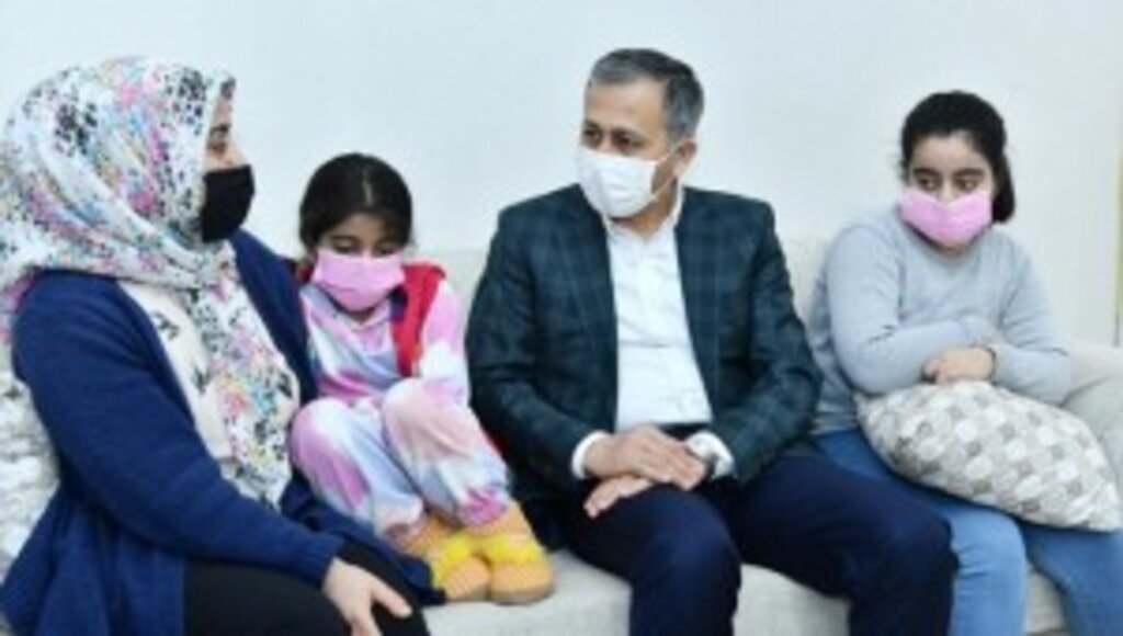 Vali Ali Yerlikaya, 150 Bin Gıda Kolisi Dağıtımı Kapsamında İki Aileyi Ziyaret Etti