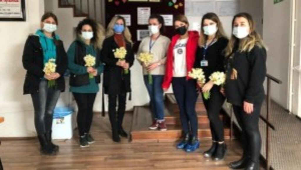 Bergama Belediyesi Nergis çiçeği dağıttı