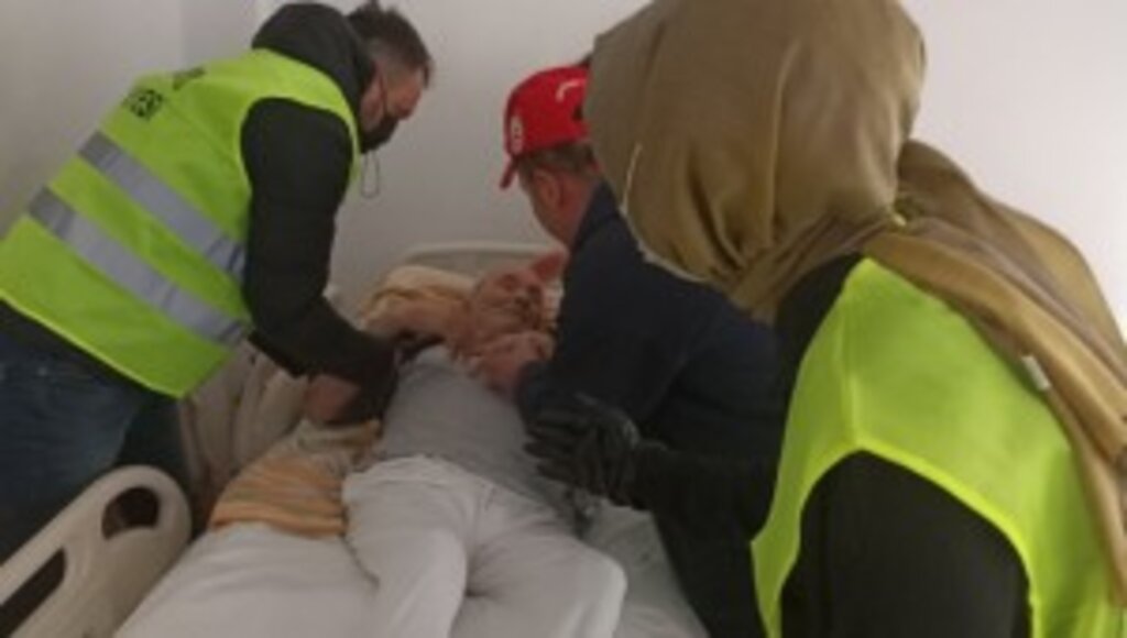 EVİNDE TEDAVİ GÖREN HASTANIN YARDIMINA VEFA EKİPLERİ KOŞTU