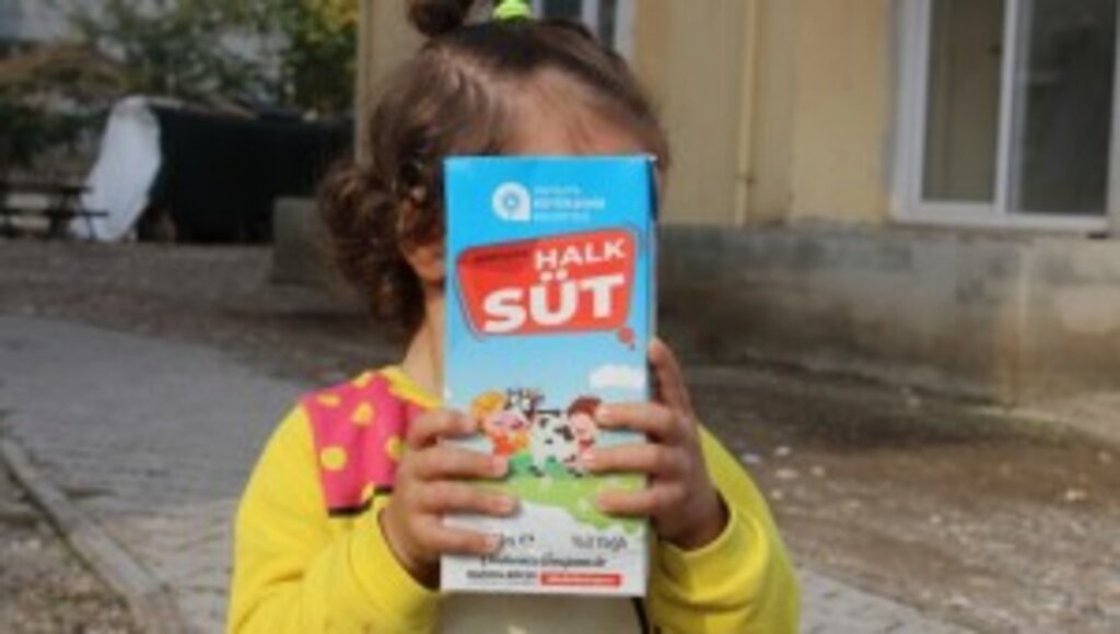 Halk Süt paketleri çocuklarla buluşuyor