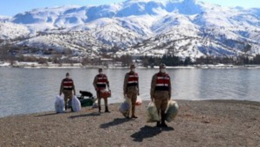 Hazar Gölü'nün 'Uzun Kulaklı Sakinleri' Jandarmanın Şefkatli Elleriyle Besleniyor