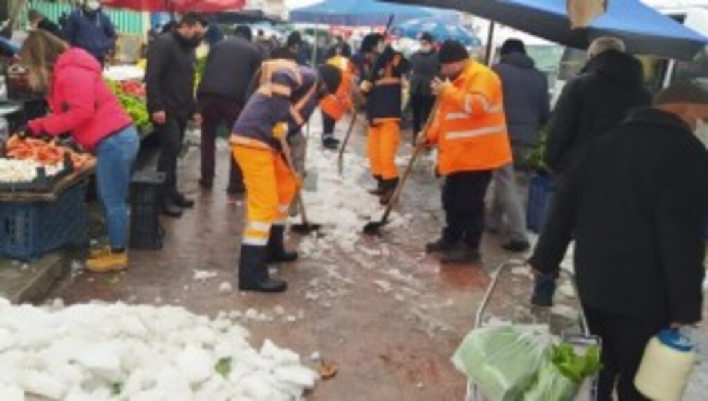 KAR KÜREME EKİPLERİ BEYAZA BÜRÜNEN KALDIRIMLARI TEMİZLEDİ