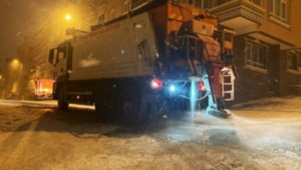 KEÇİÖREN’DE BELEDİYE EKİPLERİ YOLLARI AÇTI, KARIN KEYFİNİ ÇOCUKLAR ÇIKARDI