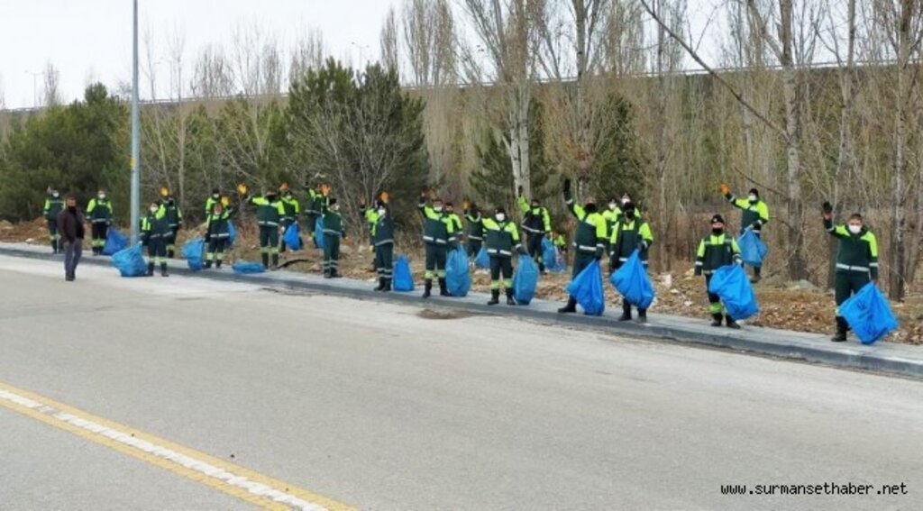 KEÇİÖREN’DE MINTIKA EKİBİ YOL KENARLARINDAKİ ATIKLARI TOPLADI