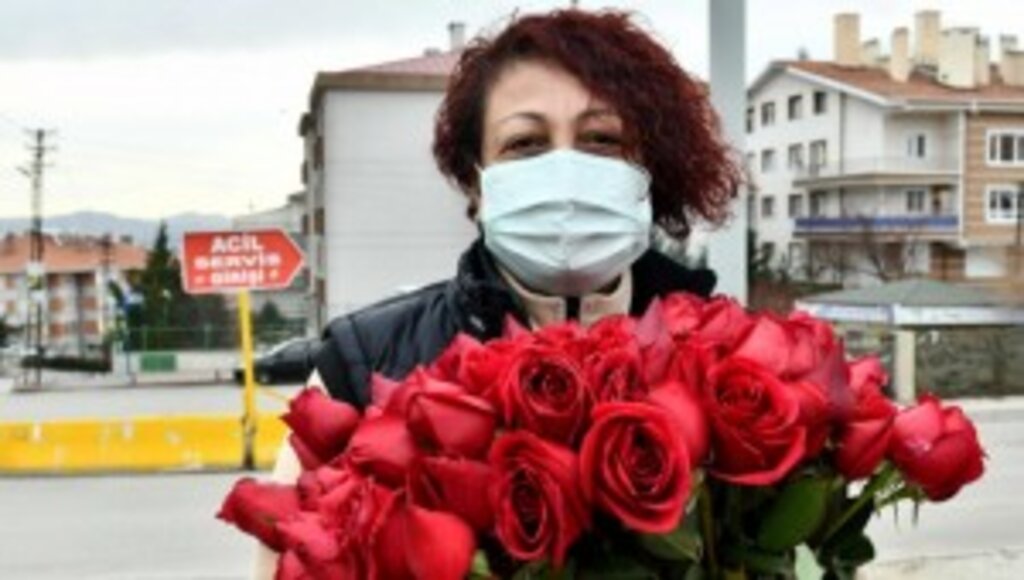 MANSUR YAVAŞ SEVGİLİLER GÜNÜ’NDE HEM SAĞLIK ÇALIŞANLARINI HEM DE ÇİÇEKÇİ ESNAFINI MUTLU ETTİ