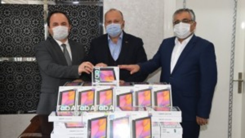 ÜNYE BELEDİYESİ’NDEN İMKÂNI OLMAYAN ÖĞRENCİLERE TABLET DESTEĞİ