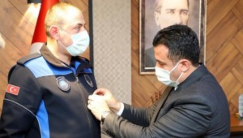 VATANDAŞIN HAYATINI KURTARAN ZABITA MEMURUNA BAŞKAN DOĞAN'DAN TEBRİK