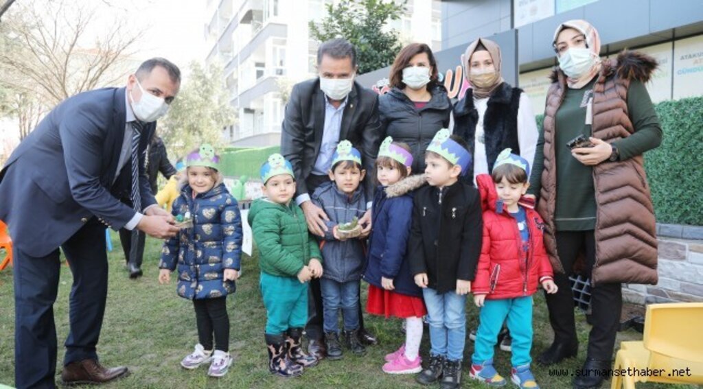 AtaÇocuk’ta minik çiftçiler ilk tohumlarını Başkan Deveci’yle ekti