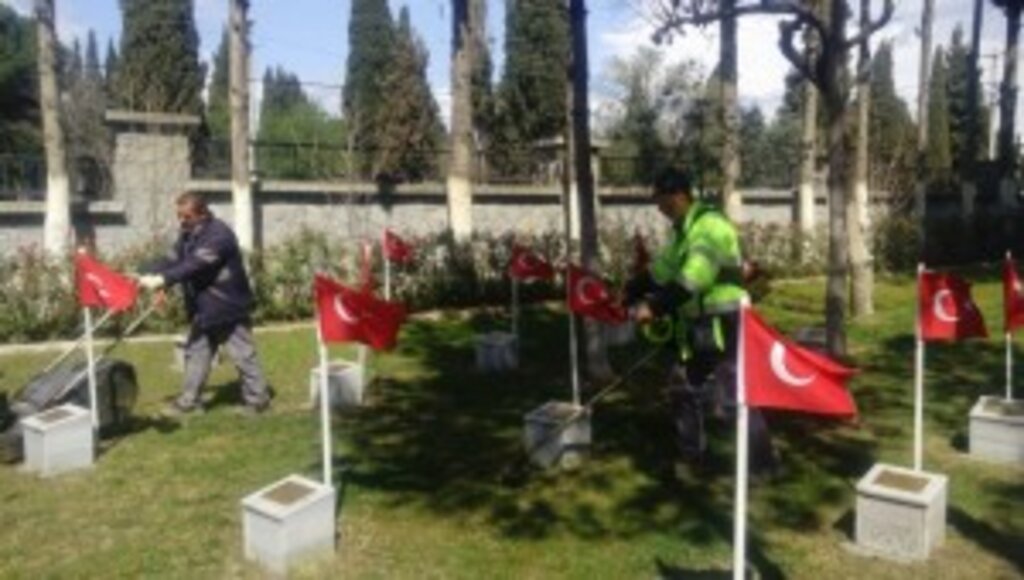 Bergama Belediyesi şehitlikte temizlik çalışması yaptı