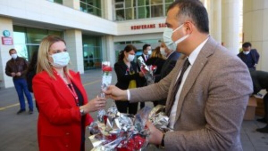 KADINLAR GÜNÜNDE, SAĞLIK ÇALIŞANLARI UNUTULMADI