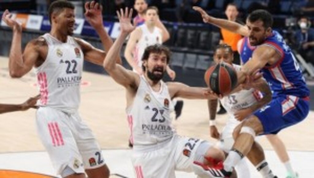 Anadolu Efes, Real Madrid'i devirdi