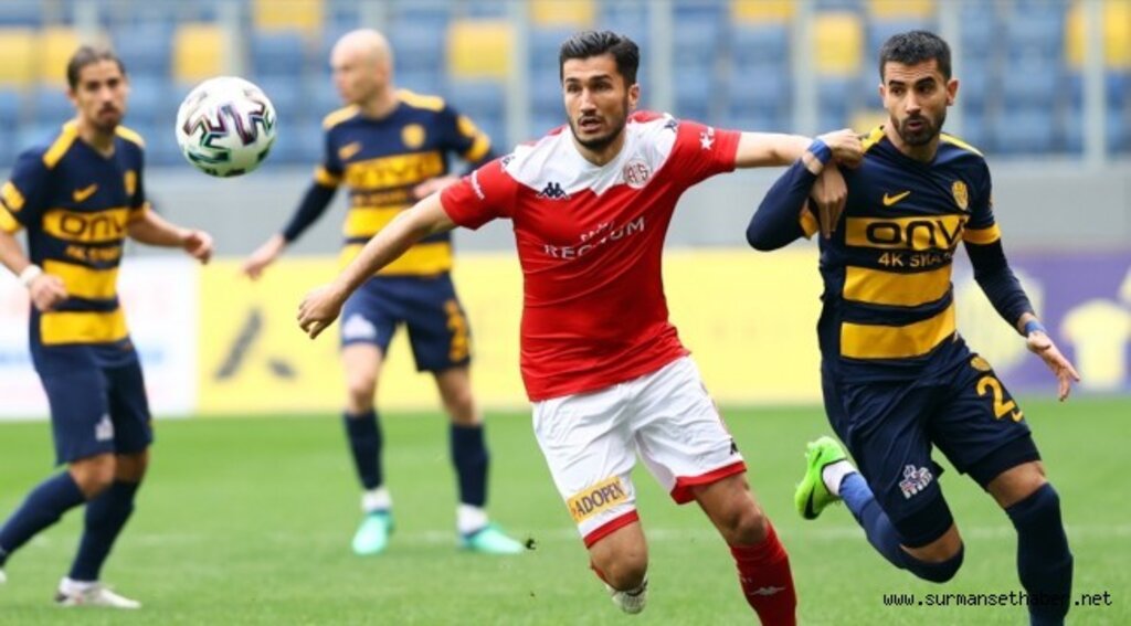 Antalyasporlu Nuri Şahin: Milli Takımda yeni jenerasyonu büyük keyifle izliyorum