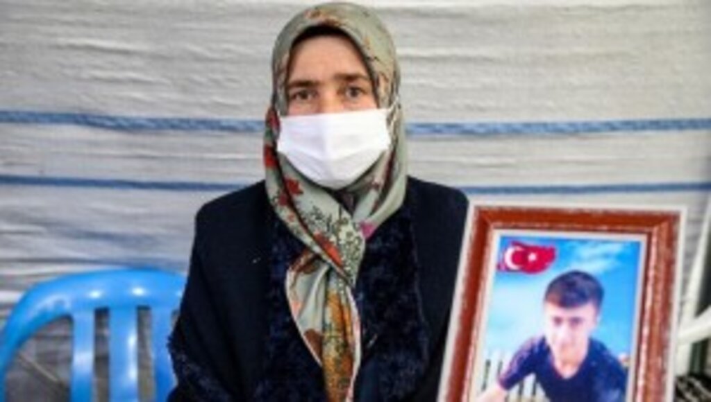 Diyarbakır annelerinden Ay: Oğlumu almadan buradan gitmeyeceğim