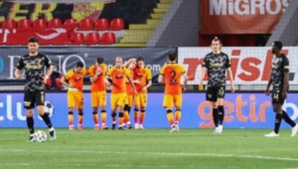 Galatasaray, lider Beşiktaş'la puan farkını 6'ya indirdi