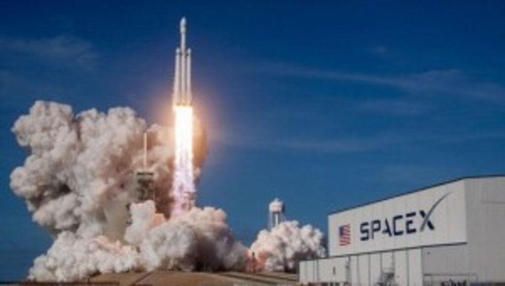 SpaceX 4 astronotu taşıyan Crew Dragon mekiğini uzaya fırlattı
