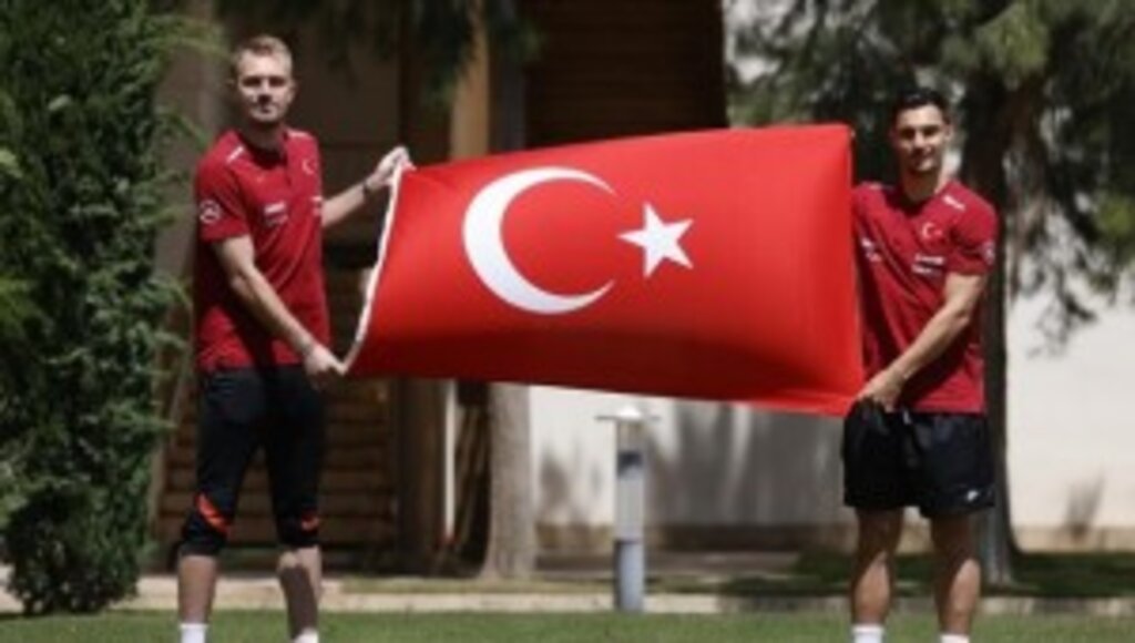 Milli futbolcular Mert Günok ve Kaan Ayhan EURO 2020'de başarıdan emin